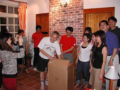 2003 (13).jpg - Jun-20-2003-迎新送舊之一-老師家中聚餐